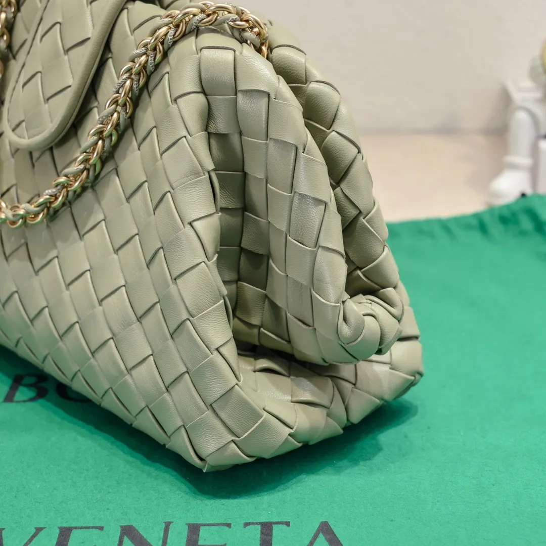 Batch 2260 Bitters Venetia 2024 summer series brings Lauren 1980 handbags back to the public eye. The design of the bag is inspired by ancient Roman architecture. It uses the brand's iconic Intrecciato lambskin woven bag body with a hard frame. No logo can be seen on the whole bag. It is equipped with a leather woven metal chain. When using it as a clutch, just put the chain directly in the bag ~ showing an elegant and timeless style. Decades later, when Lauren Hutton once again walked on the Bottega Venetia spring and summer show with this bag, the charm of the year still remains intact despite the passage of time. Size: 31.5*16.5*11 Style number: 5807#